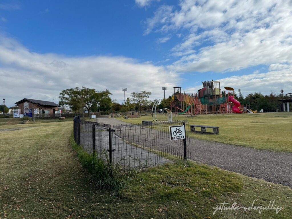 こども広場のすぐそばに駐輪場あり